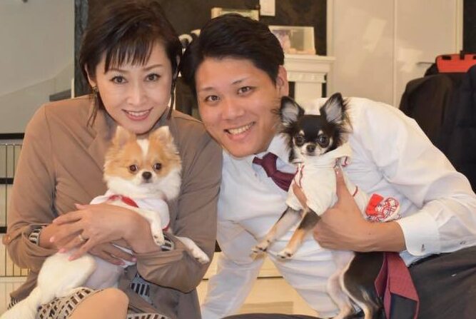 三原じゅん子夫婦と犬